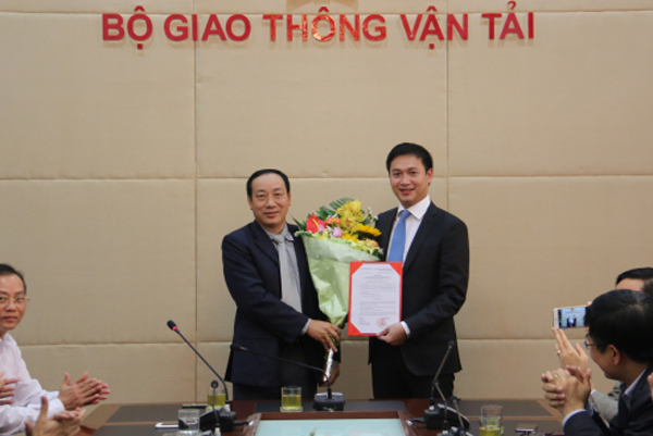 Thứ trưởng Nguyễn Hồng Trường trao Quyết định bổ nhiệm ông Nguyễn Xuân Ảnh giữ chức Phó Tổng cục trưởng Tổng cục đường bộ Việt Nam 